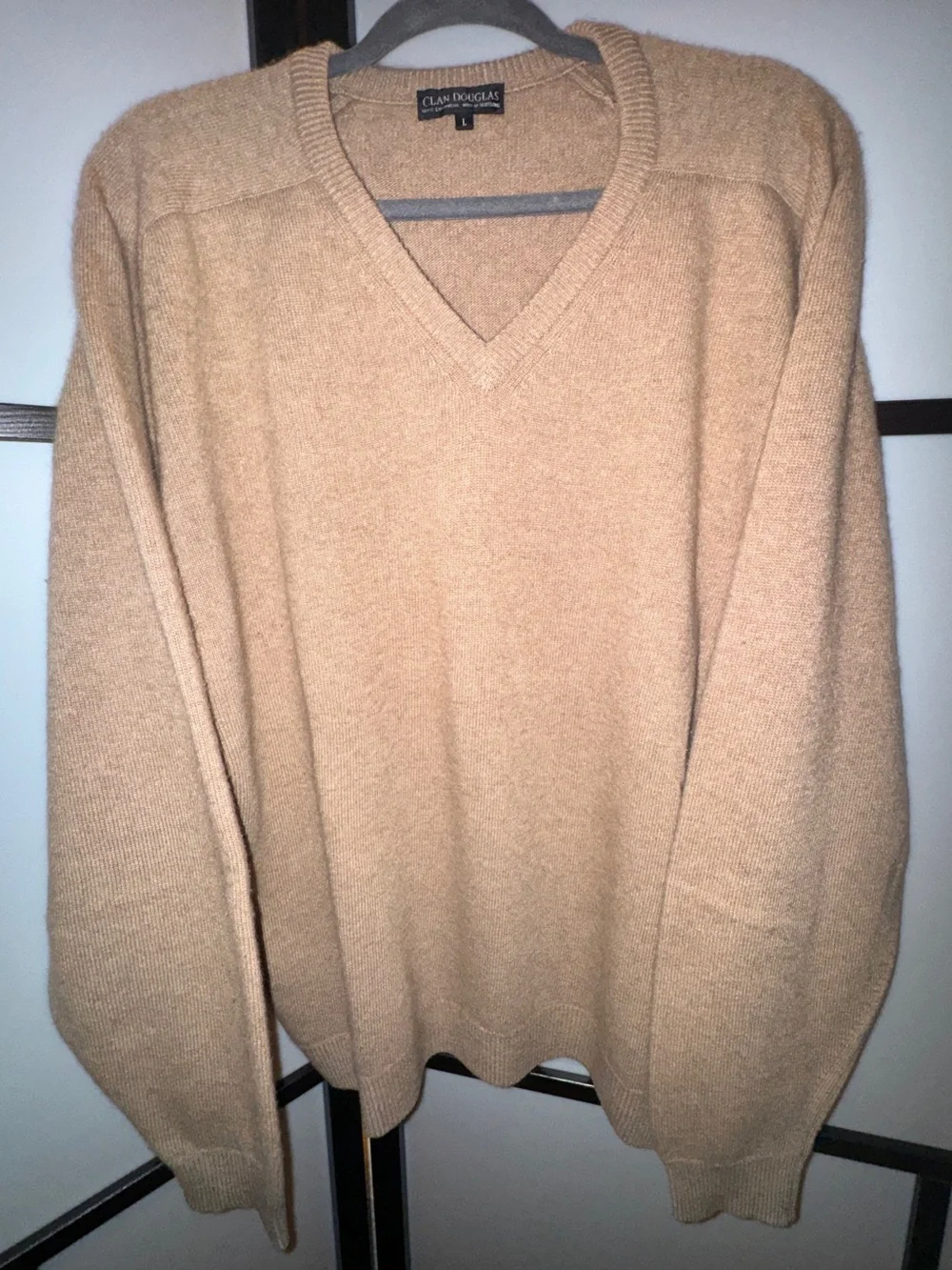 Clan Douglas Scotland Men's V-Neck Cashmere Sweater in Camel